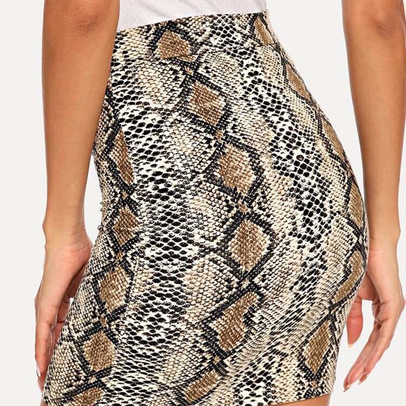 snake print skirt - Picture 2 of 4